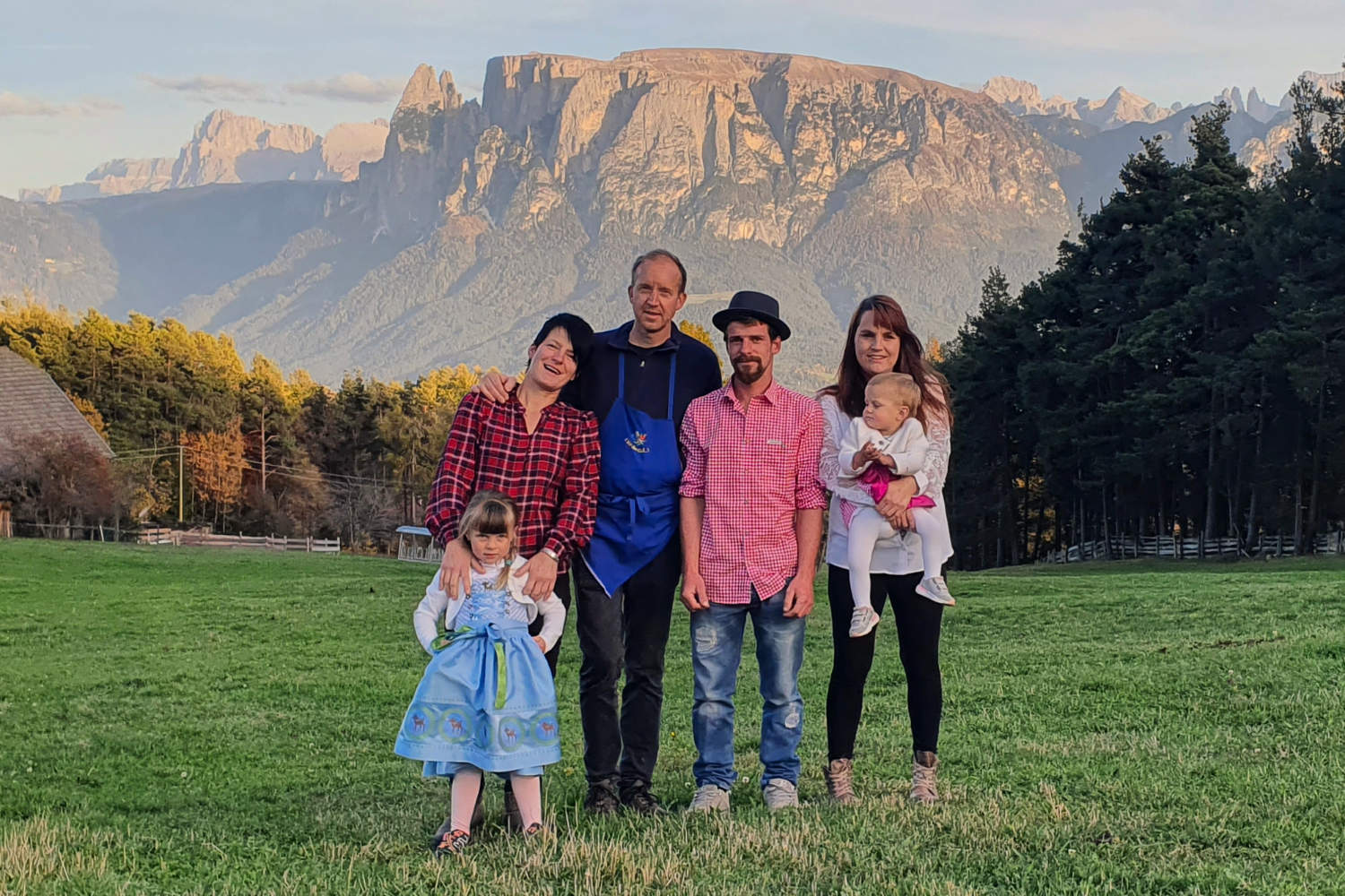 Familie Nössing draußen auf der Wiese